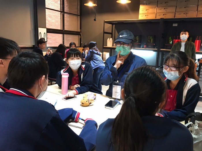 大甲高中學生與外籍生交流