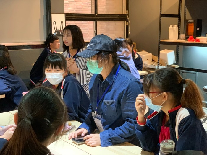 大甲高中學生與外籍生語言交流